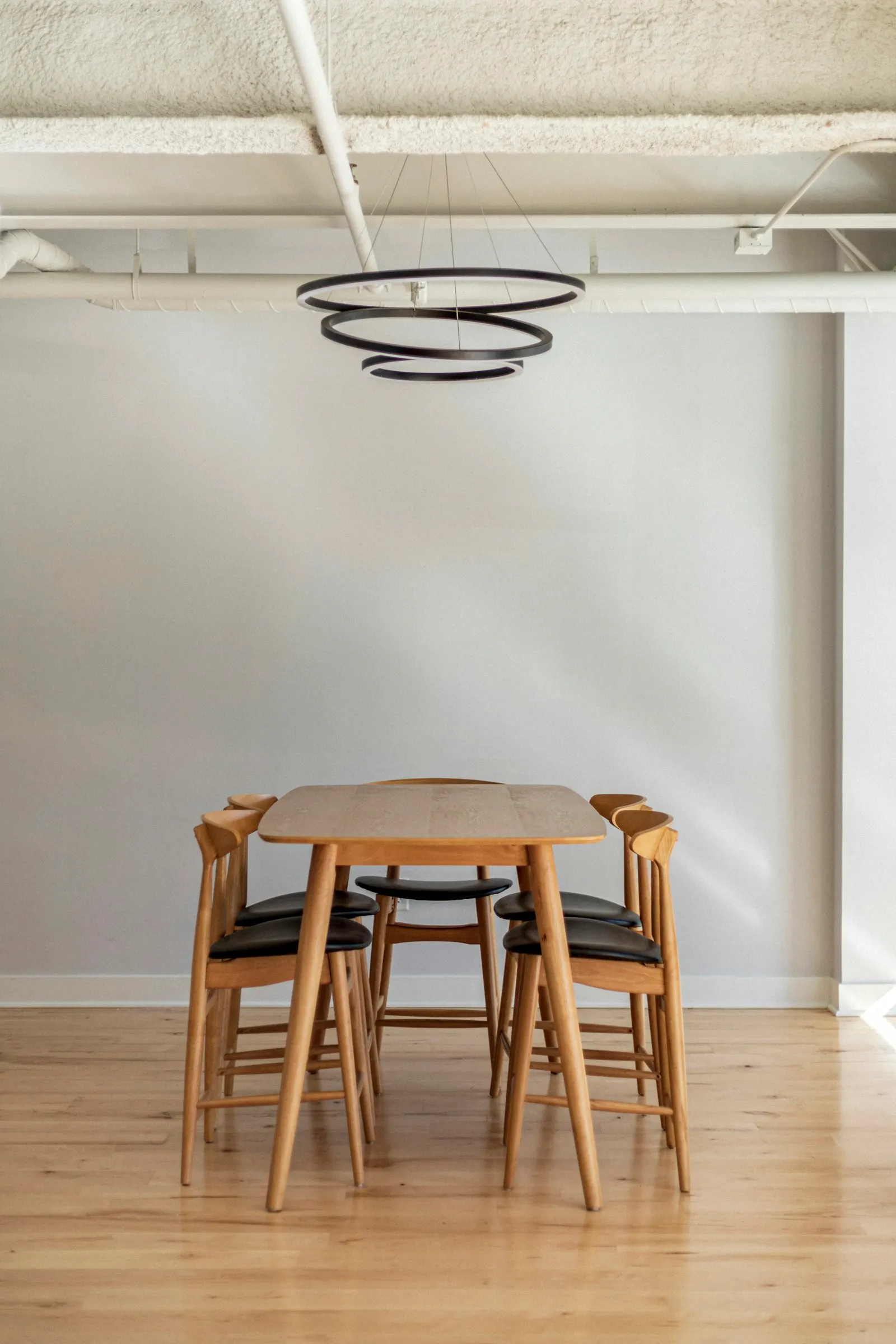 Solid oak dining table · new